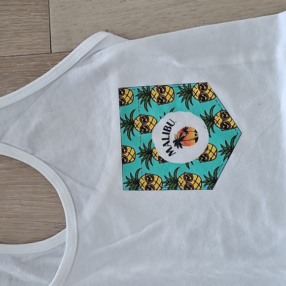NWOT Malibu Coconut Rum Pineapple Pocket Tank Top - Picture 2 of 5